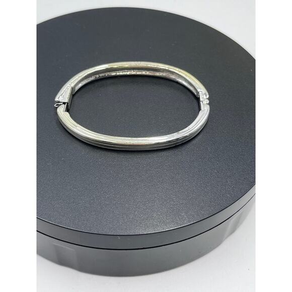 Swarovski Swan‎ White Crystal
Bracelet Rhodium Hinged Clamper 
Bangle Bracelet - Picture 5 of 12